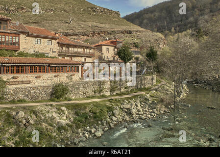 Argoza Fluss in Bárcena Mayor, erklärte die schönste Stadt in Spanien, Kantabrien, Europa Stockfoto