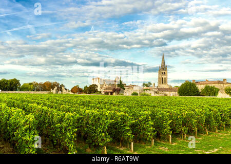 Weinbergen von Saint Emilion, Bordeaux Weingüter in Frankreich an einem sonnigen Tag Stockfoto