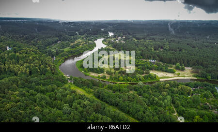 Antenne drone Aufnahmen des Flusses Neris während der trübe Sommer Tag Stockfoto