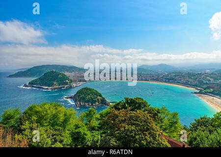 Luftaufnahme von San Sebastian oder Donostia mit Strand La Concha in einem schönen Sommertag, Baskenland, Spanien Stockfoto