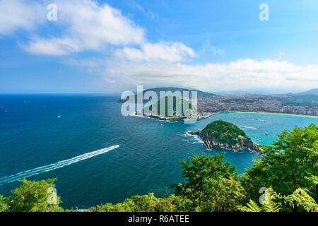 Luftaufnahme von San Sebastian oder Donostia mit Insel in einem schönen Sommertag, Baskenland, Spanien Stockfoto