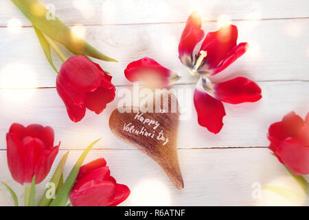 Valentines Tag mit Tulpen um ein Herz Stockfoto