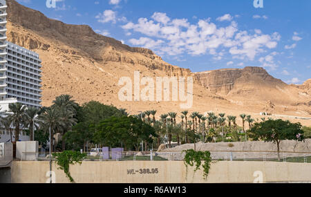 Blick auf die Berge westlich des Toten Meeres yam hamelah mit einem Resort Hotel, elevation Marker in den Vordergrund Stockfoto