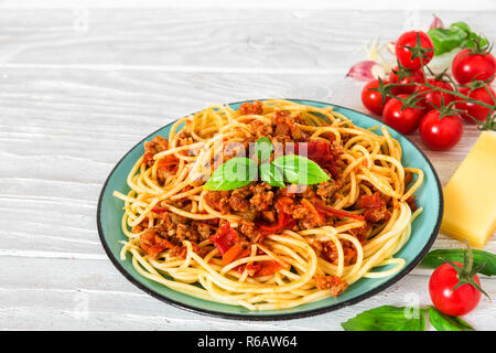 Pasta Spaghetti Bolognese auf einem blauen Platte auf weissem Holztisch. Gesundes essen. Nach oben Schließen Stockfoto