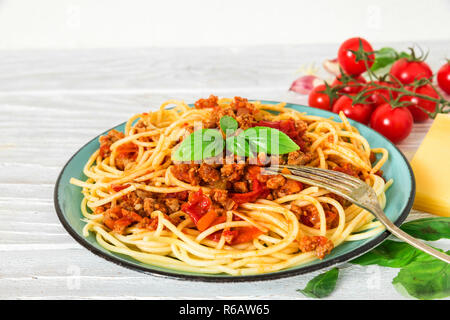 Pasta Spaghetti Bolognese auf blauem Teller mit Gabel auf weiße Holztisch. Gesundes essen. Nach oben Schließen Stockfoto