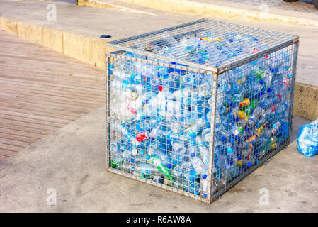 Paphos, Zypern - November 15, 2013 Metall mit leeren Plastikflaschen und Dosen im Freien. Stockfoto