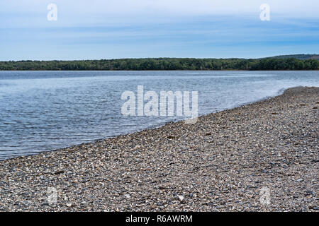 Einen felsigen Strand am Ufer des Sears Insel in Belfast, Maine an einem bewölkten Sommertag. Stockfoto