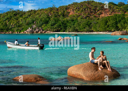 Touristen in Anse Lazio Strand, Granit Felsen durch Meer Praslin Seychellen geformt Stockfoto