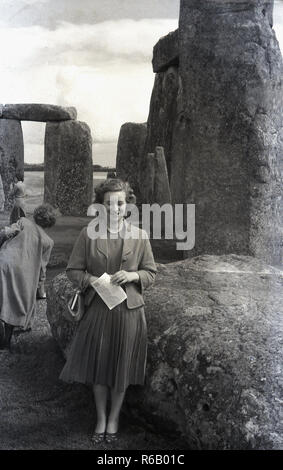 1940, historische, eine Dame in Stonehenge, einer alten prähistorischen Ring der stehenden Steine, Wiltshire, England, UK. In dieser Ära, die Besucher der Website waren in der Lage, sich frei um die Steine zu wandern. Die Geschichte der, die die Website gehört und wie die Steine dort angekommen ist eine faszinierende Geschichte. Stockfoto