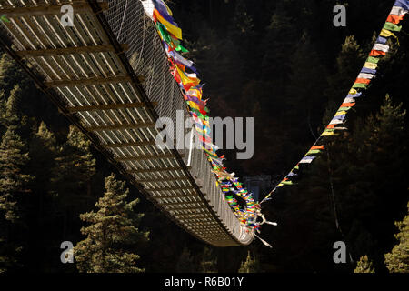 Nepal, thado Koshi Gaon, Gebetsfahnen festooning Thado Koshi Kola Suspension Bridge Stockfoto