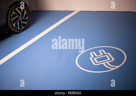 Elektroauto aufladen Ort Stockfoto