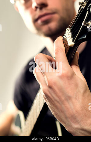 Der Kerl, der das Spiel auf der Gitarre Stockfoto