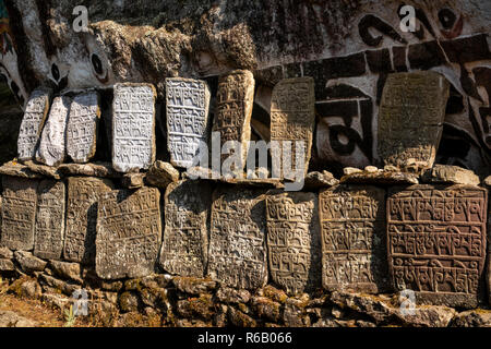 Nepal, thado Koshi Gaon, Buddhistische mani Mauer in der Mitte der Weg nach Phakding am Everest Base Camp Trek Stockfoto