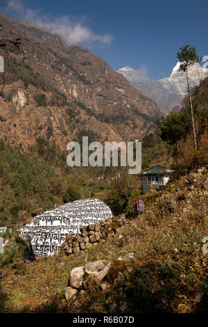 Nepal, thado Koshi Gaon, große geschnitzt, bemalt Buddhistischen mani Stein neben Everest Base Camp Trek Pfad Stockfoto