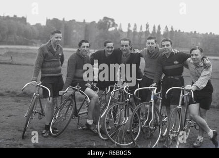 In den 1950er Jahren versammeln sich historische Mitglieder des Radfahrvereins National Clarion auf den Fahrrädern im Freien, um ein Gruppenbild zu machen, England, Großbritannien. Der Verein wurde im Jahr 1895 von einem Zusammenschluss von örtlichen sozialistischen Radsportvereinen in fünf Industriezentren gegründet und später wuchs die Zahl der örtlichen clarion Clubs bis zum frühen Teil des Jahres 1897 auf 70 an. Stockfoto