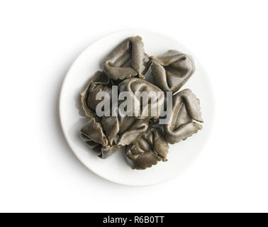 Tintenfisch tortellini Nudeln auf dem Teller auf weißem Hintergrund. Stockfoto