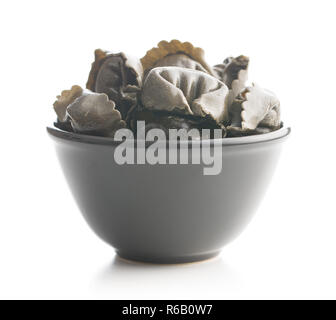 Tintenfisch tortellini Pasta in Schüssel auf weißem Hintergrund. Stockfoto