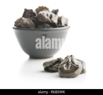 Tintenfisch tortellini Pasta auf weißem Hintergrund. Stockfoto