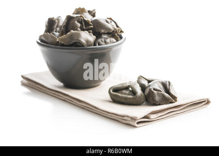 Tintenfisch tortellini Pasta auf weißem Hintergrund. Stockfoto
