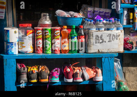 Nepal, Phakding, Schuhe, Obst, Getränke und Snacks in kleinen lokalen Shop neben Everest Base Camp Trek Pfad Stockfoto