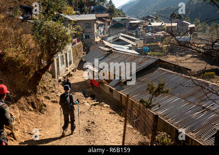 Nepal, Phakding, Senior weiblichen Trekker absteigend rau Abschnitt des Everest Base Camp Trek weg von Namche Bazar Stockfoto