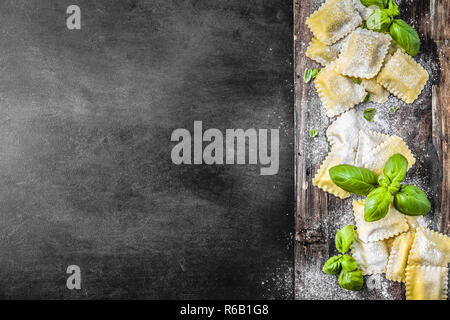 Ravioli mit Basilikum und Ricotta auf dunklem Hintergrund Stockfoto