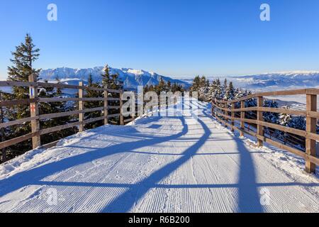 Winterlandschaft in Postavaru Berge, Rumänien Stockfoto