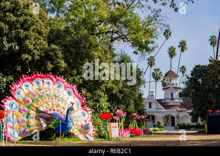 Los Angeles, Dez 2: Morgen Blick auf die farbenfrohen Pfau Laterne von Moonlight Wald Festival am Dez 2, 2018 in Los Angeles Stockfoto