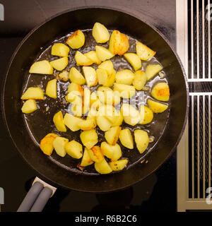 Bratkartoffeln in der Pfanne aus Gusseisen Stockfoto