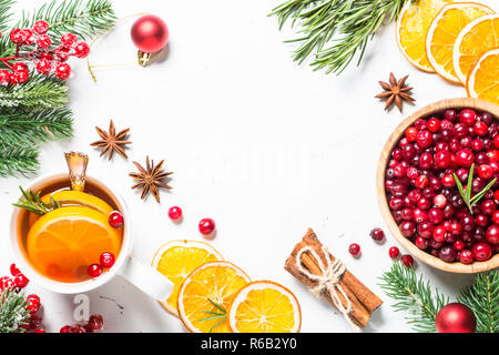 Weihnachten Obst Tee aus Cranberry, Rosmarin, Orange und Anis o Stockfoto