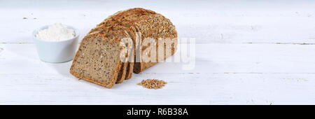 Brot Mehrkornbrot Vollkornbrot Vollkornbrot geschnitten u 200 bu 200 bslice Banner kopieren Sie Speicherplatz auf Holzplatte Stockfoto