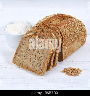 Brot Mehrkornbrot Vollkornbrot Vollkornbrot geschnitten u 200 bu 200 bslice Quadrat auf Holzplatte Stockfoto