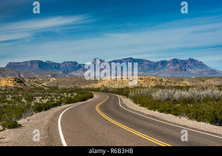 Chisos Mountains über Chihuahuan Wüste, Blick vom Rio Grande Village Drive, Big Bend National Park, Texas, USA Stockfoto