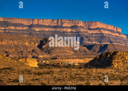 Sierra del Carmen massiv über Boquillas Dorf über Rio Grande in Mexiko, Chihuahuan Wüste, Big Bend National Park, Texas, USA Stockfoto