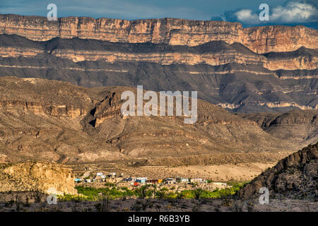 Sierra del Carmen massiv über Boquillas Dorf über Rio Grande in Mexiko, Chihuahuan Wüste, Big Bend National Park, Texas, USA Stockfoto