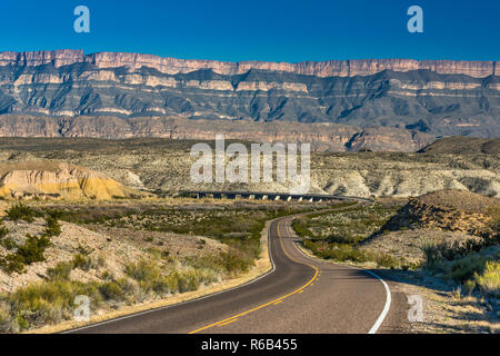 Sierra del Carmen massiv, Brücke über trockenes Flussbett der Tornillo Creek, Chihuahuan Wüste, Rio Grande Village Drive, Big Bend National Park, Texas, USA Stockfoto