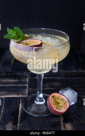 Cocktail mit Passionsfrucht Stockfoto
