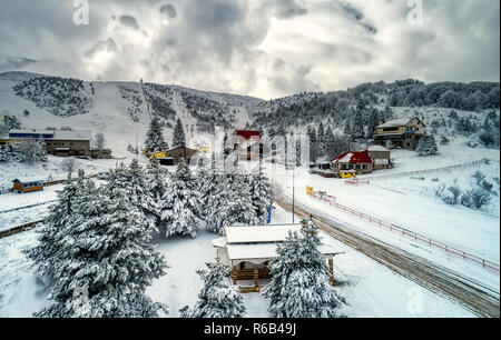 Seli, Griechenland - 30. November 2018: Luftbild bei Ski Resort Seli in der Bergkette von Vermio, top Reiseziel in Nordgriechenland Stockfoto