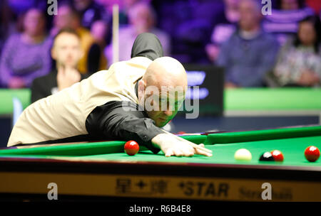 Mark King in Aktion gegen Judd Trump am Tag acht Der Betway UK Championship am York Barbican. PRESS ASSOCIATION Foto. Bild Datum: Dienstag, Dezember 4, 2018. Foto: Martin Rickett/PA-Kabel Stockfoto