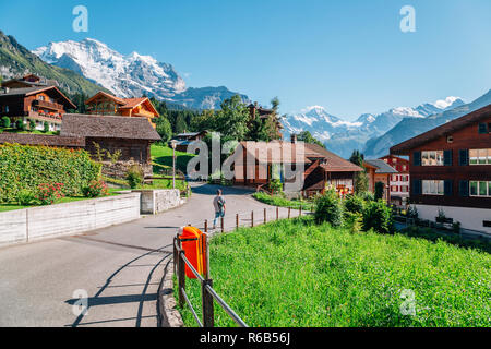 Wengen Dorf und Alpen Blick in die Natur in der Schweiz Stockfoto