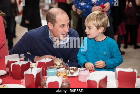 Der Herzog von Cambridge Gespräche mit fünf Jahre alte Harry O'Grady im Kensington Palace, London, wo er ein Hosting eine Weihnachtsfeier für Familien und Kinder der eingesetzten Personal von RAF Coningsby und RAF Marham in Zypern. Stockfoto