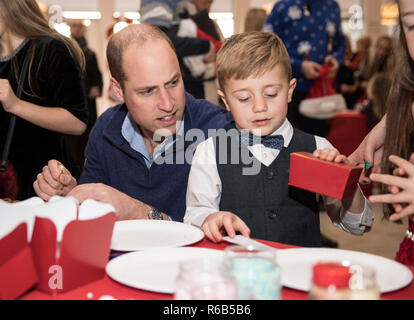 Der Herzog von Cambridge Gespräche mit fünf Jahre alten Spencer am besten auf Kensington Palace, London, wo er ein Hosting eine Weihnachtsfeier für Familien und Kinder der eingesetzten Personal von RAF Coningsby und RAF Marham in Zypern. Stockfoto