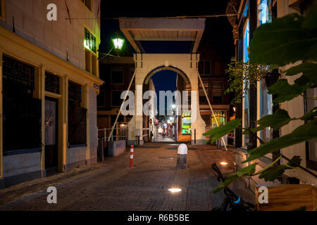 Details Straßen, Häuser, Gassen und Kanäle in der Altstadt von Alkmaar in Nordholland. Wunderschön beleuchtete Stadt mit Denkmälern und Standorten, Stockfoto