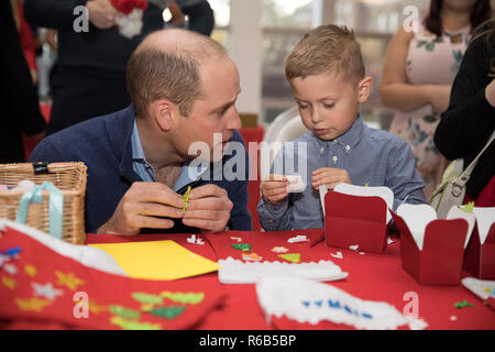 Der Herzog von Cambridge Gespräche mit fünf Jahre alt Ivan Mutter im Kensington Palace, London, wo er ein Hosting eine Weihnachtsfeier für Familien und Kinder der eingesetzten Personal von RAF Coningsby und RAF Marham in Zypern. Stockfoto