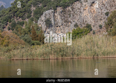 Boote Anzeigen am Hang der Lykier Felsengräber in Dalyan Stadt Stockfoto