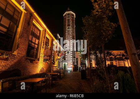 Details Straßen, Häuser, Gassen und Kanäle in der Altstadt von Alkmaar in Nordholland. Wunderschön beleuchtete Stadt mit Denkmälern und Standorten, Stockfoto