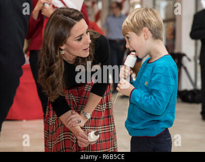 Die Herzogin von Cambridge Gespräche mit fünf Jahre alte Harry O'Grady im Kensington Palace, London, wo sie ein Hosting eine Weihnachtsfeier für Familien und Kinder der eingesetzten Personal von RAF Coningsby und RAF Marham in Zypern. Stockfoto