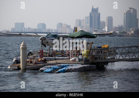 Eine weibliche asiatische Modell bereitet sich für ein Wasserflugzeug in Dubai, Vereinigte Arabische Emirate. Stockfoto