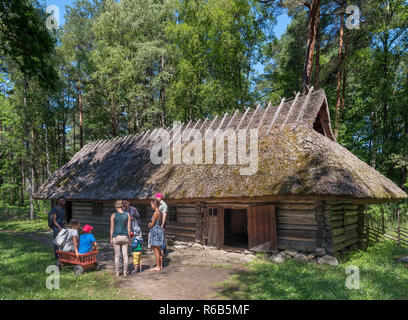 Nuki Farm, Rauchen ist ein Splint Hütte aus dem späten 19. Jahrhundert, der Estnischen Freilichtmuseum (Vabaõhumuuseum), Tallinn, Estland Stockfoto