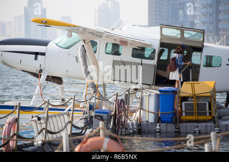 Eine weibliche asiatische Modell bereitet sich für ein Wasserflugzeug in Dubai, Vereinigte Arabische Emirate. Stockfoto